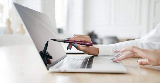 Wykorzystuje laptop do pracy na otwartym ekranie podczas burzy mózgów w biurze