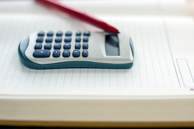 Wykres finansowy z kalkulatorem, notatnikiem i długopisem