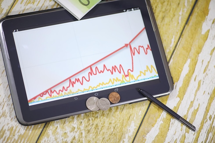 Zdjęcie wykres wzrostu dochodów elektroniczny tablet z wykresem wzrostu stóp zysku waluta na wykresie w smartfonie