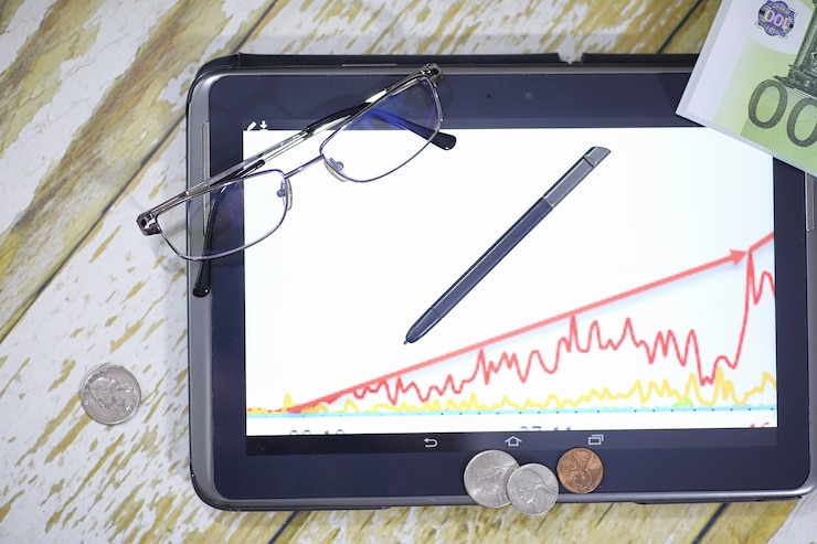 Zdjęcie wykres wzrostu dochodów. tablet elektroniczny z wykresem tempa wzrostu zysku. waluta na wykresie na smartfonie.