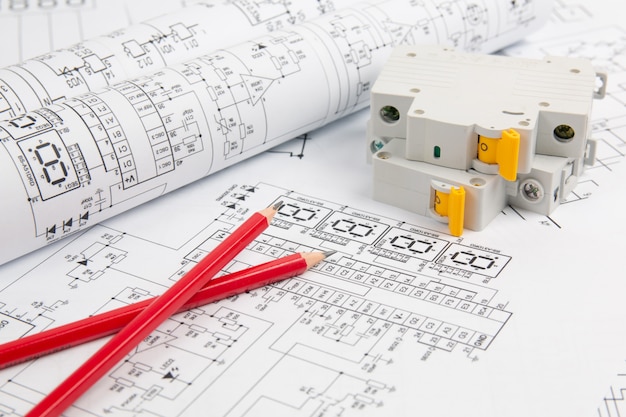 Wyłącznik i ołówki na papierze Rysunki elektrotechniczne