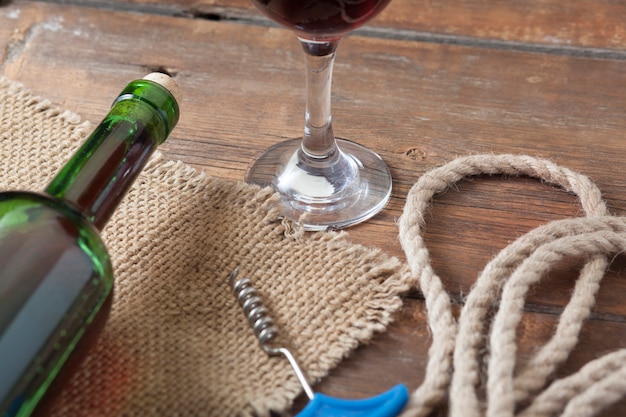 Wylewanie kieliszek do wina czerwonego na drewnianym stole