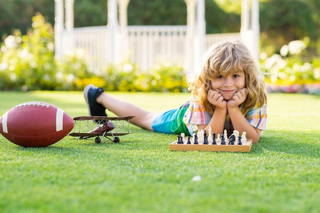 Wymarzone dzieci i dziecko koncepcja dzieciństwa gra w szachy wiosną podwórku r. na koncent trawy