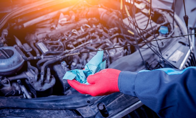 Wymiana Oleju Silnikowego. Naprawa Samochodów. Auto Serwis