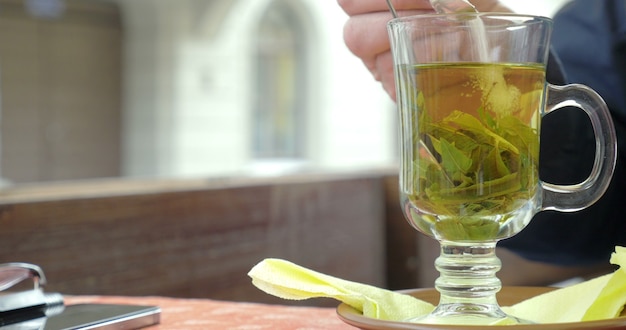 Wymieszaj cukier w zielonej herbacie
