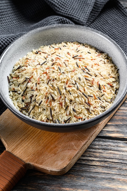 Wymieszaj ryż na żelaznej patelni