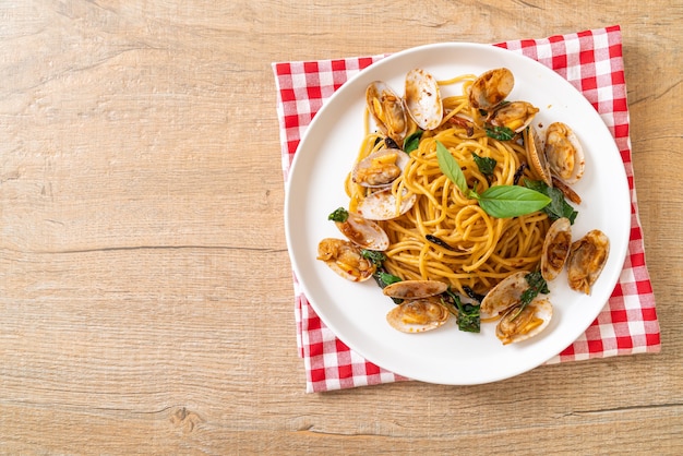 Wymieszaj smażone spaghetti z małżami i czosnkiem i chilli - kuchnia fusion