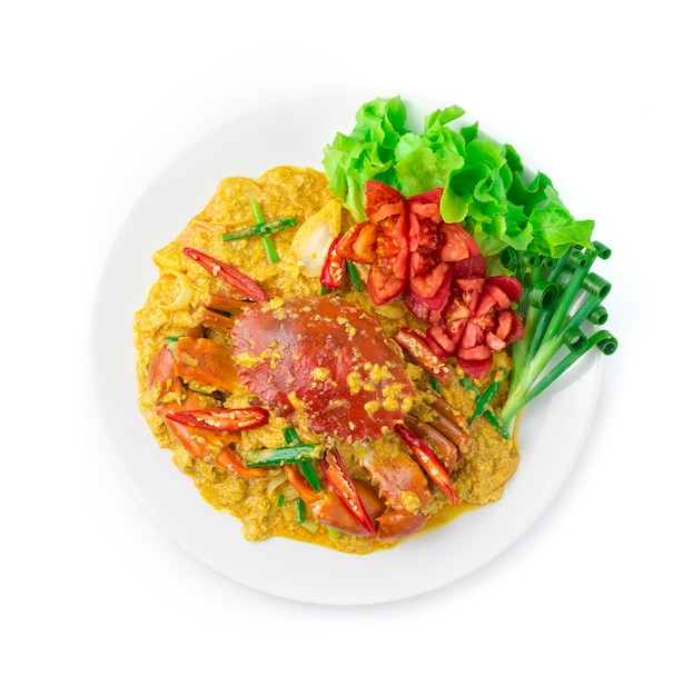 Wymieszaj smażonego kraba w sosie curry w proszku z jajkami tajskimi