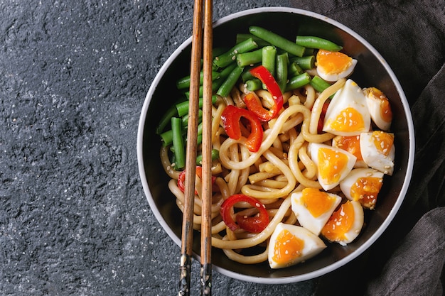 Wymieszaj smażony makaron udon