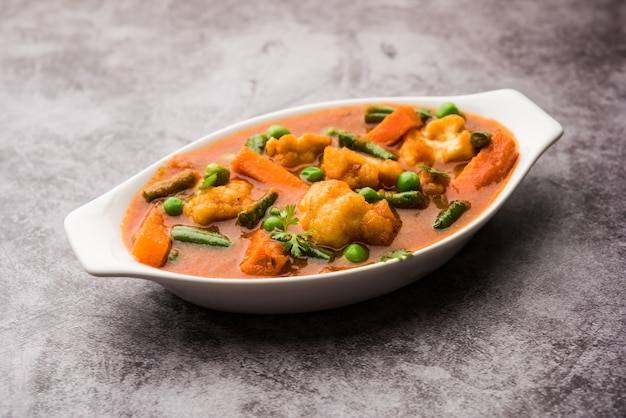 Wymieszaj warzywny przepis w misce, przepis na warzywa w stylu indyjskiej restauracji podawane z Chapati