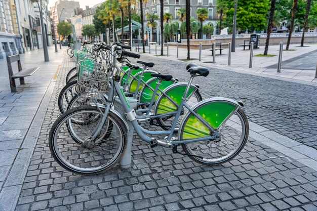 Wynajem rowerów elektrycznych w centrum Pau we Francji