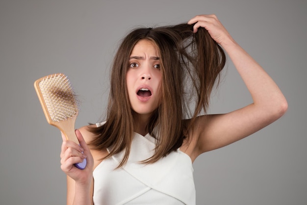 Wypadanie włosów kobieta z grzebieniem i problemowe wypadanie włosów kobieta zestresowana i łysina