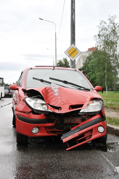 Wypadek drogowy z czerwonym wypadkiem samochodowym