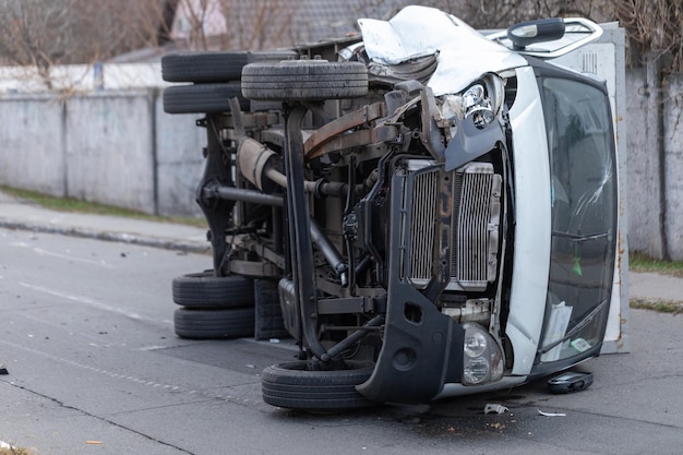 Wypadek z powodu przekroczenia prędkości. Na środku ulicy leży przewrócona ciężarówka.