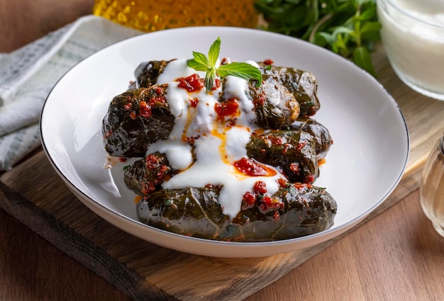 Wypełnione kolory z gotowanymi liśćmi tradycyjne tureckie jedzenie z regionu Morza Czarnego sarma dolma turecka nazwa Kara lahana sarmasi
