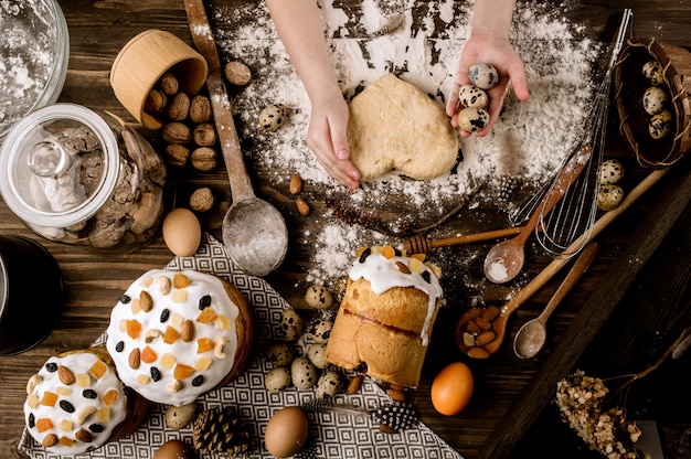 Wypiekowy Easter na drewnianej powierzchni