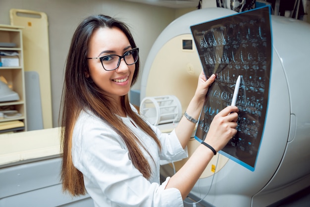 Wyposażenie medyczne. Doktor patrząc obraz MRI.