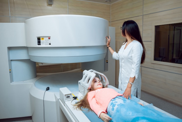 Wyposażenie medyczne. Lekarz i pacjent w pokoju MRI