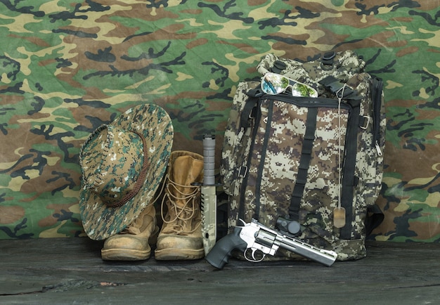 Wyposażenie żołnierza, broń, plecak i buty