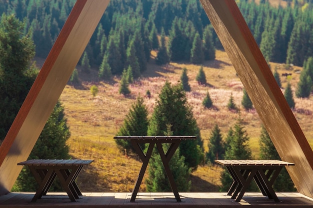 Zdjęcie wyposażone miejsce pod dachem na łonie natury w górach dla wygodnego biwakowania
