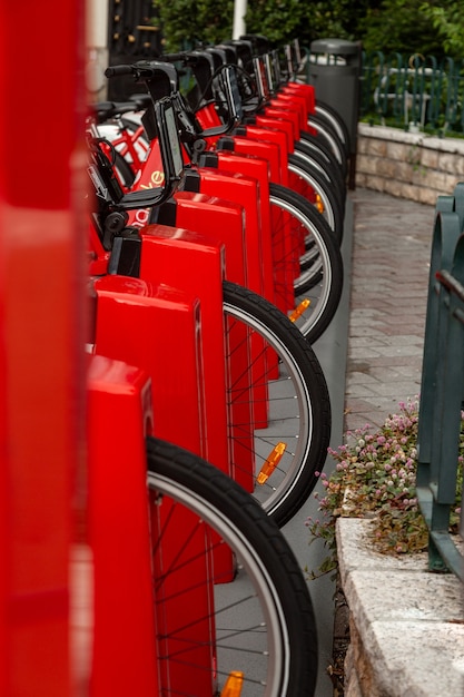 Wypożyczalnia rowerów na ulicy dla podróżników rower w rzędzie jeździć po mieście