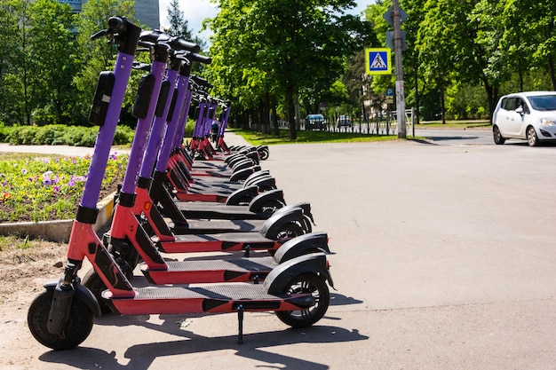 Wypożyczalnia skuterów elektrycznych na parkingu aktywny wypoczynek życie w mieście wypożyczalnia skuterów elektrycznych