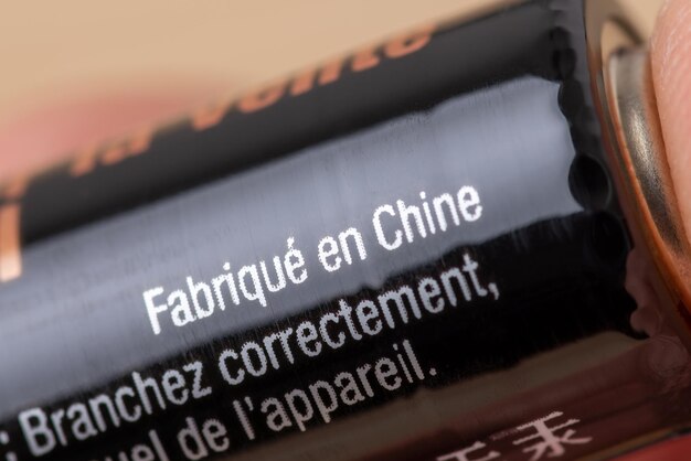 Zdjęcie wyprodukowane w chinach napisane po francusku na baterii produkcja baterii w chinach i eksport do francji