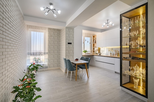 Wyrafinowany biały apartament typu studio z kuchnią i stołem jadalnym