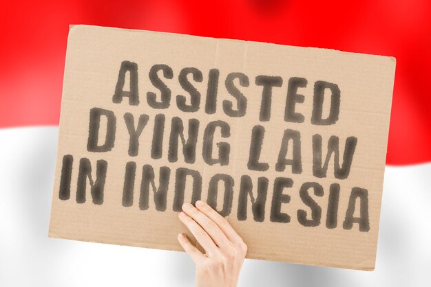 Wyrażenie Assisted Dying Law W Indonezji Na Banerze W Rękach Mężczyzn Z Zamazaną Indonezyjską Flagą W Tle Klinika Bólu Klinika Choroba Etyka Etyka Depresja Sędzia Końca Leczenia