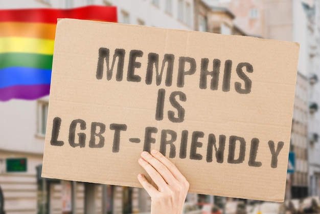 Wyrażenie Memphis Is Lgbtfriendly Na Banerze W Męskiej Dłoni Z Zamazaną Flagą Lgbt