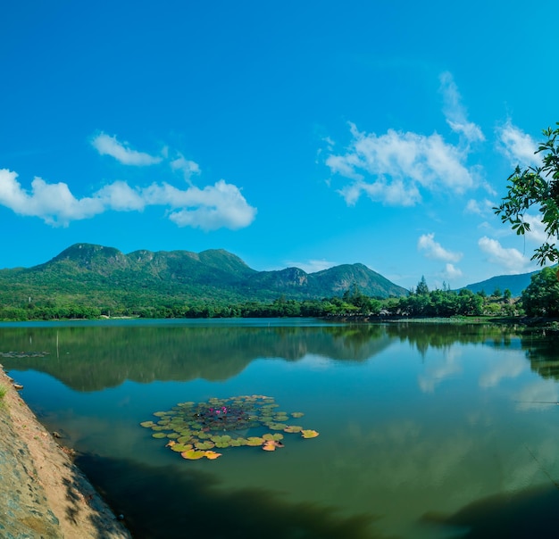 Wyraźny widok z jeziorem An Hai i górą w Con Dao Naturalny kolor Crystal Blue lake