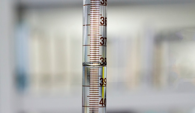 Wyroby szklane pomiarowe w laboratorium, odczynnik chemiczny w biurecie, technika miareczkowania