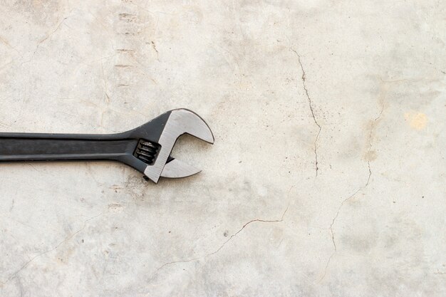 Wyrwania narzędzie na betonowym tle