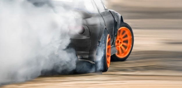 Wyścig Drift Samochodów Płonących Opon Na Torze Prędkości