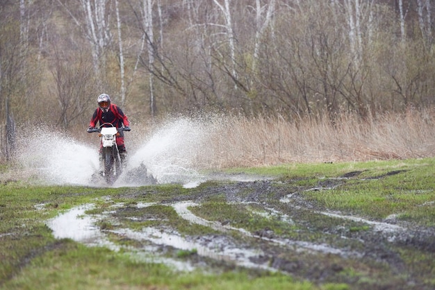 Wyścigi Motocrossowe Na Torze Błotnym Podczas Poruszania Się Po Wiejskiej Drodze