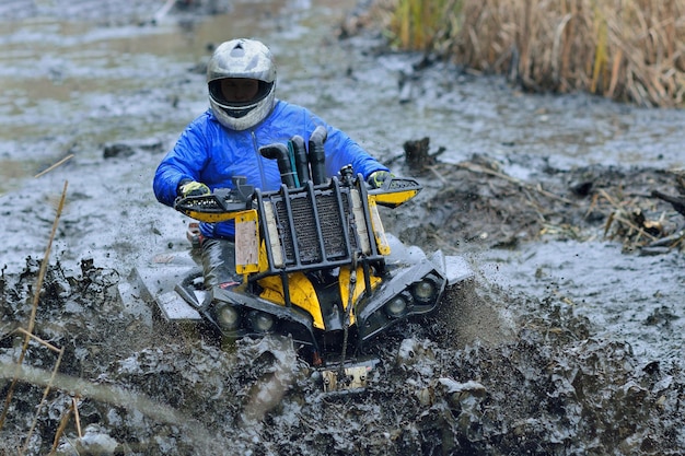 Wyścigi pojazdów terenowych ATV i UTV na twardym torze z rozbryzgami błota. Zawody amatorskie. 4x4.