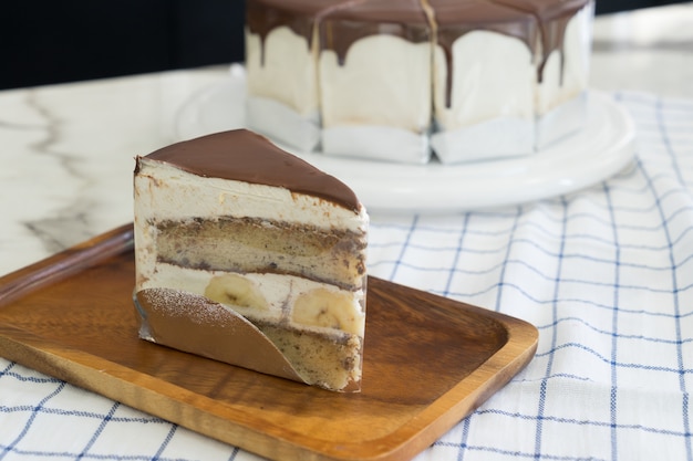 Zdjęcie wyśmienicie banana tort z czekoladową dekoracją