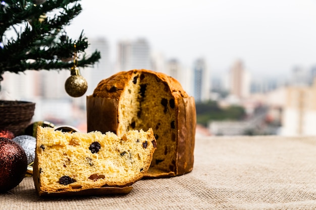 Zdjęcie wyśmienicie bożego narodzenia panettone z boże narodzenie dekoracją