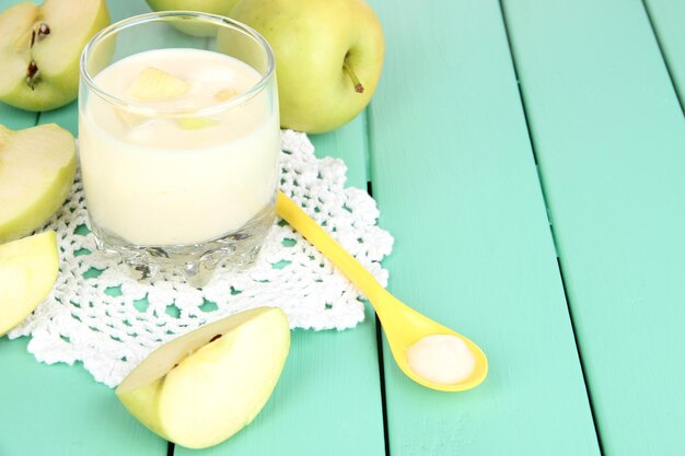 Wyśmienicie jogurt w szkle z jabłkiem na drewnianym stołowym zbliżeniu