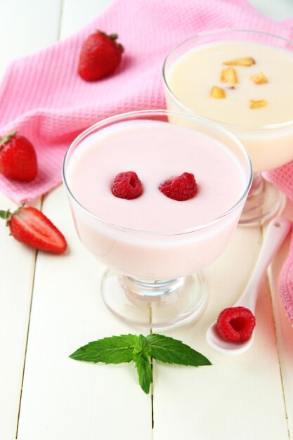 Wyśmienicie jogurt z jagodami na stołowym zbliżeniu