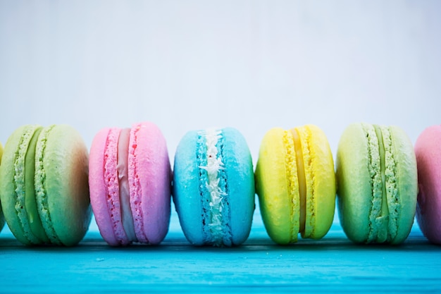 Zdjęcie wyśmienicie kolorowi macaron torty na drewnianym