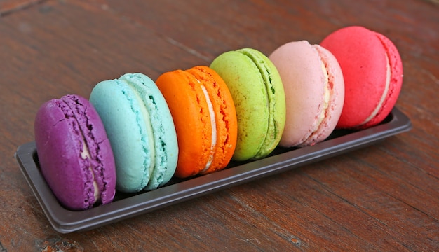 Wyśmienicie kolorowi macarons w rzędy na tacy