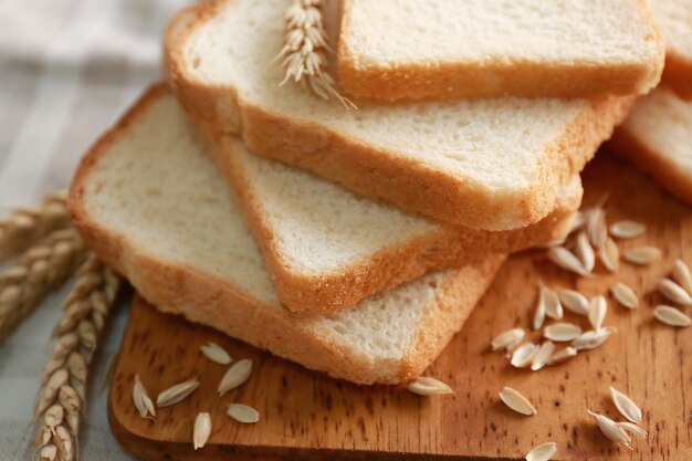 Wyśmienicie krojony chleb na drewnianej desce do krojenia