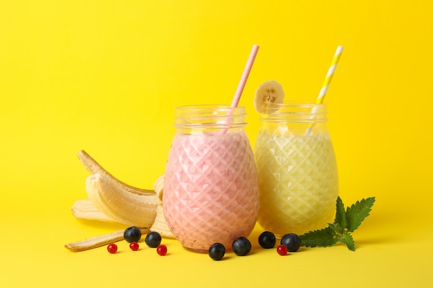 Wyśmienicie milkshakes na żółtym tle. Słodki napój