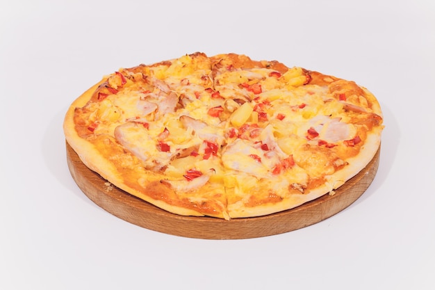 Wyśmienicie pizza z owocami morza na drewnianym stojaku odizolowywającym na bielu.