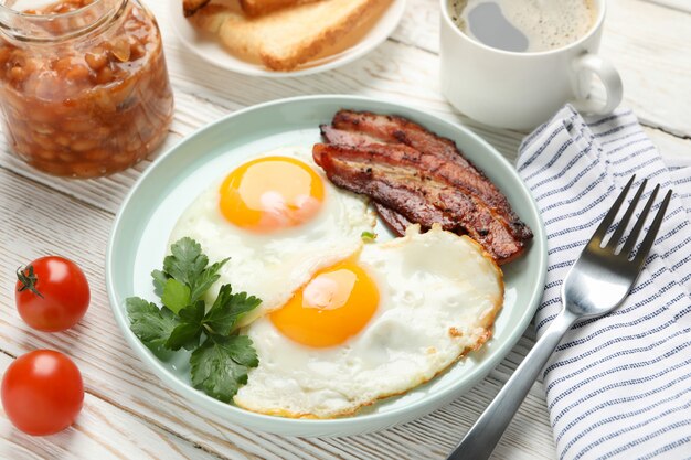 Wyśmienicie śniadanie lub lunch z smażącymi jajkami na drewnianym stole, zamykamy up