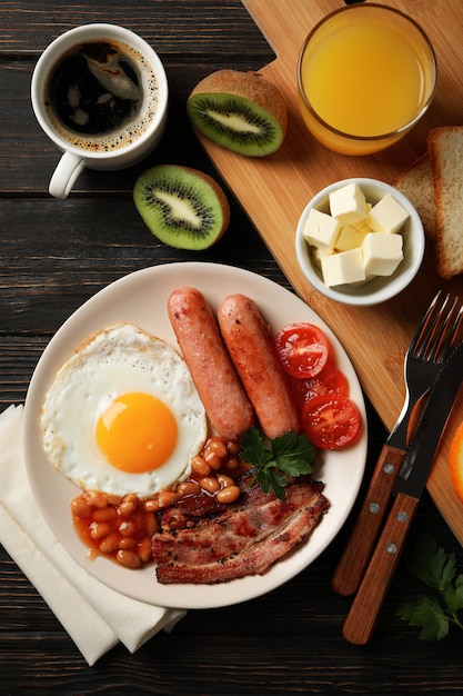 Wyśmienicie śniadanie lub lunch z smażonymi jajkami na drewnianym stole, widok z góry