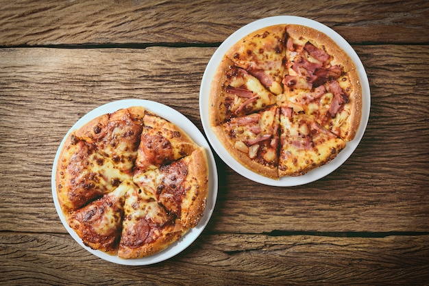 Wyśmienicie świeża pizza słuzyć na drewnianym stole. widok z góry