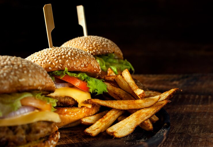 Zdjęcie wyśmienicie świeży domowej roboty hamburger na drewnianym talerzu