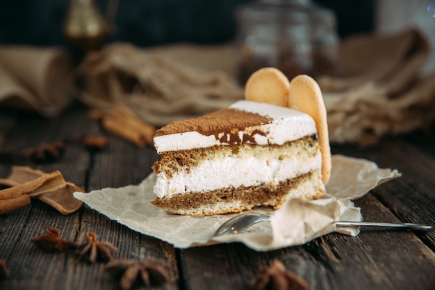 Wyśmienicie Tiramisu na drewnianym stole